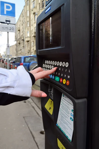 Moskau, russland - 14. märz 2016. Die hand der frau gibt die daten in den parkautomaten ein — Stockfoto