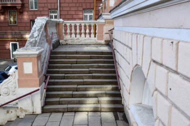 Moskova, Rusya - 14 Mart 2016. Merdiven-e doğru İngilizce Chkalov Zemlyanoi val street - örnek Stalinist mimarisi üzerinde okul