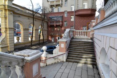 Moskova, Rusya - 14 Mart 2016. Merdiven-e doğru İngilizce Chkalov Zemlyanoi val street - örnek Stalinist mimarisi üzerinde okul