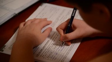 Moscow, Rusya Federasyonu-Şubat 17.2016. Çocuk defter ödev olarak Rusça dil yazıyor.