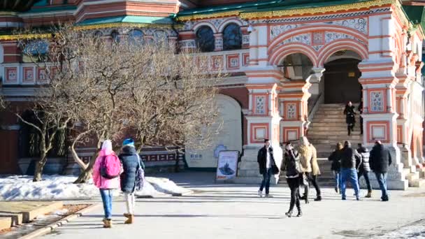 Moscow, Rusya Federasyonu-Şubat 18.2016. İnsanlar St. Basils Cathedral çevresinde kırmızı kare üzerinde gider. — Stok video