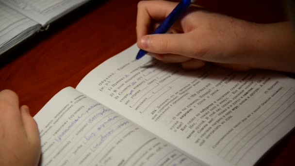 Moskow, Rusia-Februari 17.2016. Anak itu menulis dalam pekerjaan rumah notebook pada bahasa Rusia — Stok Video
