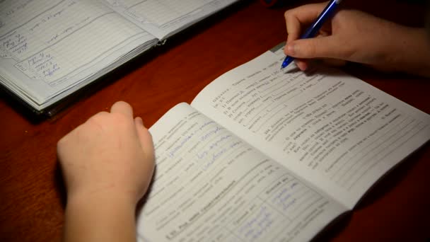 Moscou, Rússia - 17 de fevereiro de 2016. O menino escreve em caderno lição de casa sobre língua russa — Vídeo de Stock
