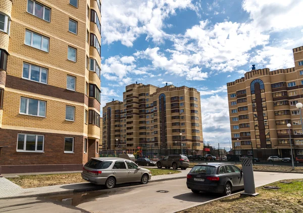 Andreevka, Ryssland - April 11.2016. bostäder komplexa Uyutniy — Stockfoto