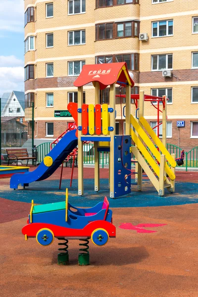 Andreevka, russland - april 11.2016. spielplatz in wohnanlage uyutniy — Stockfoto