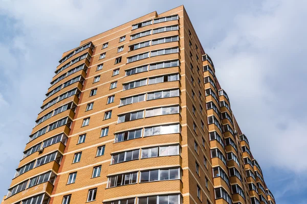 Moderno edificio de apartamentos de gran altura de ladrillo —  Fotos de Stock