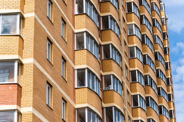 Modernes Hochhaus-Mehrfamilienhaus aus Backstein — Stockfoto