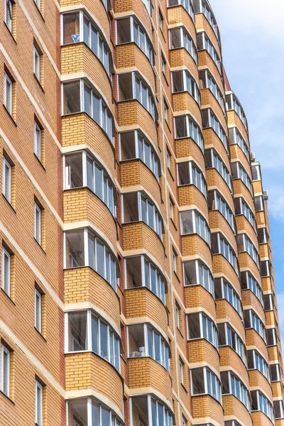 Edifício de apartamentos moderno de arranha-céus feito de tijolo — Fotografia de Stock