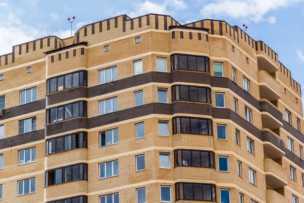 Nowoczesny apartament wieżowca wykonane z cegły — Zdjęcie stockowe
