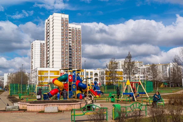 ゼレノグ ラード, ロシア連邦 - 4 月 11.2016。住宅街の遊び場の表示 — ストック写真