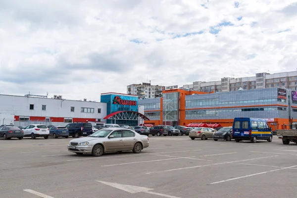 Andreevka, Ryssland - April 11.2016. Utsikt över butiken Auchan och shoppingcentret energi — Stockfoto