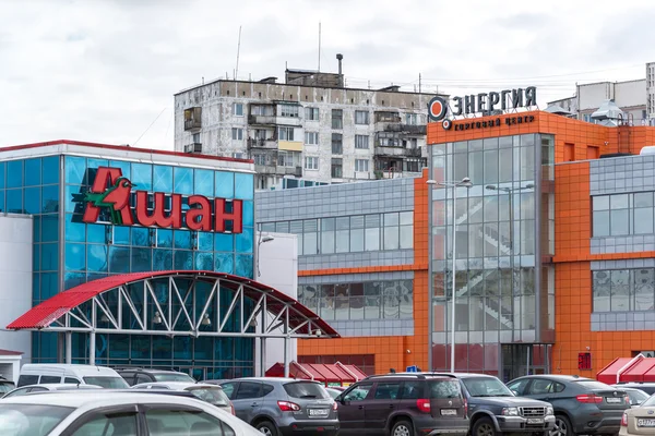 Andreevka, Rusia - 11 de abril de 2016. Vista de la tienda Auchan y centro comercial Energy — Foto de Stock