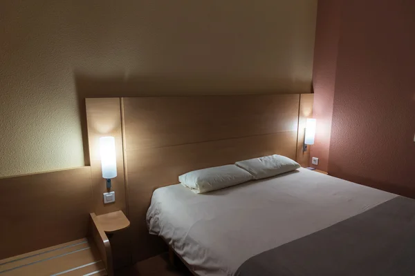 Sovrum inredning med medföljande lampor — Stockfoto
