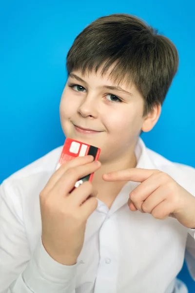 Divertente adolescente con una carta di credito — Foto Stock