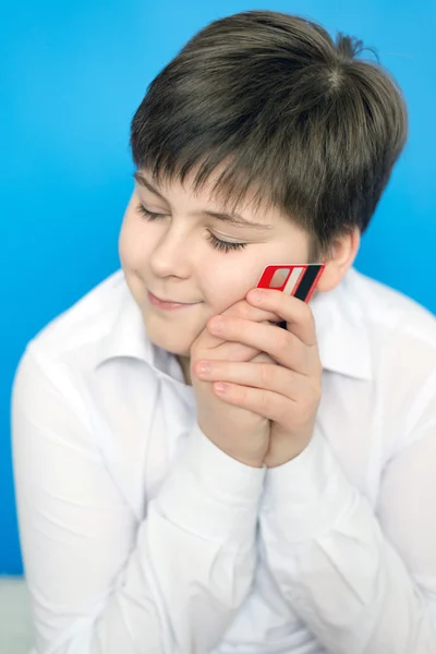 Rolig tonårs pojke med ett bankkort — Stockfoto
