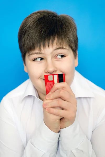 Rolig tonårs pojke med ett bankkort — Stockfoto