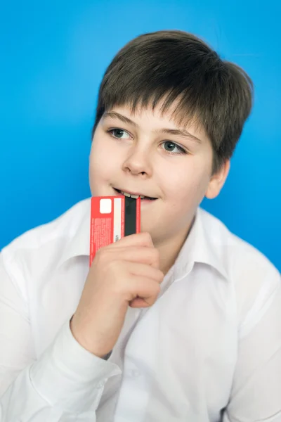 Grappige tiener jongen met een bankkaart — Stockfoto