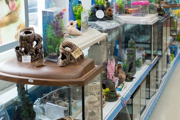 Москва, Россия - 16 апреля 2016 года. Украшения для аквариума в зоомагазине "Четыре лапы" — стоковое фото