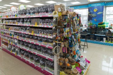 Moskova, Rusya - Nisan 16.2016. Dört paws evde beslenen hayvan stok içinde kediler ve köpekler için yiyecek