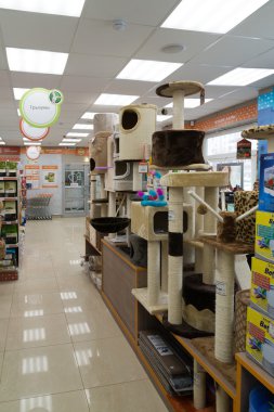 Moskova, Rusya - 16.10.2016. Dört pençeleri pet mağazasında mesaj çizilme