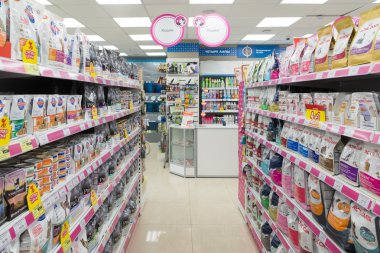 Moskova, Rusya - Nisan 16.2016. Dört paws evde beslenen hayvan stok içinde kediler ve köpekler için yiyecek