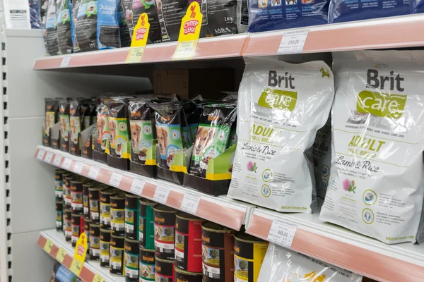 Moskova, Rusya - Nisan 16.2016. Dört paws evde beslenen hayvan stok içinde kediler ve köpekler için yiyecek