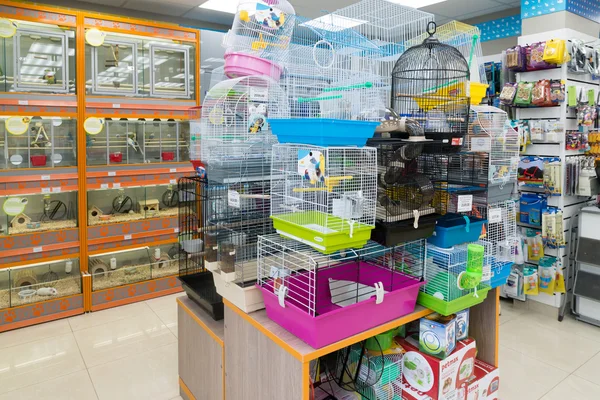 Moscou, Rússia - 16 de abril de 2016. Interior Quatro patas pet store — Fotografia de Stock