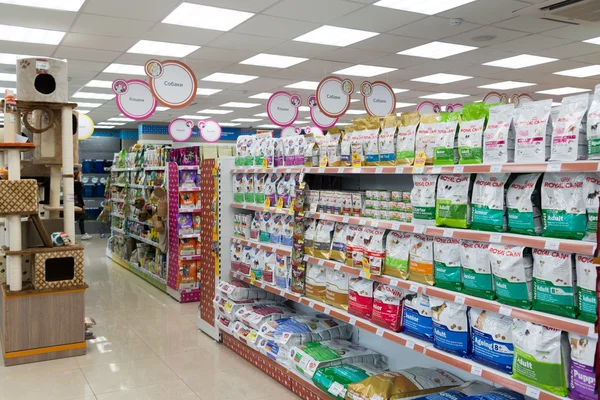 Moscou, Rússia - 16 de abril de 2016. Alimentos para cães e gatos em quatro patas pet store — Fotografia de Stock