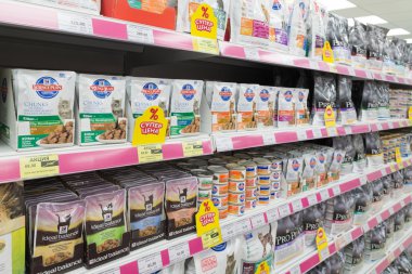 Moskova, Rusya - Nisan 16.2016. Dört paws evde beslenen hayvan stok içinde kediler ve köpekler için yiyecek