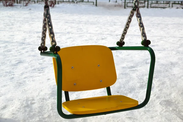 Columpio en el parque infantil en invierno — Foto de Stock