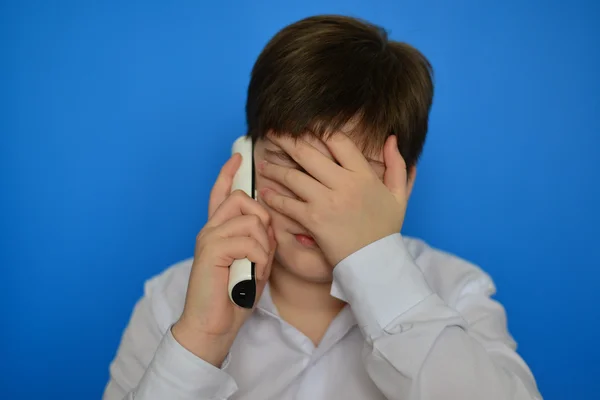 Menino adolescente perturbado falando por radiotelefonia — Fotografia de Stock