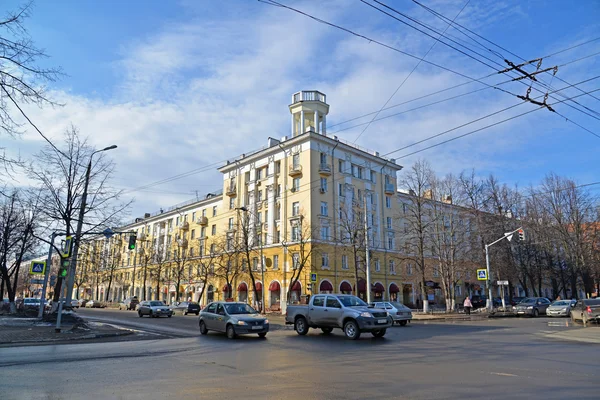 Russland, yaroslavl-märz 29.2016. svoboda street - eine der zentralen straßen der stadt — Stockfoto