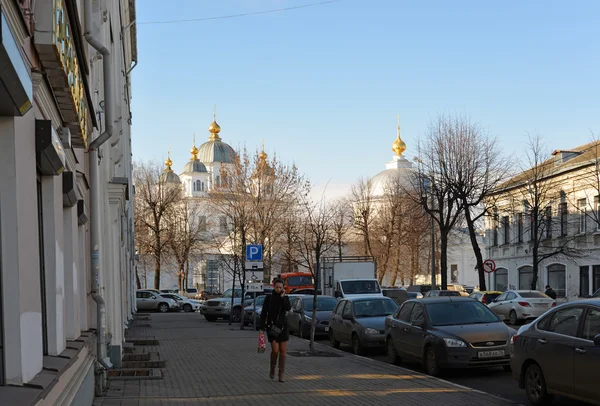 Rusia, Yaroslavl-Marzo 29.2016. Vista del monasterio femenino de Kazán con la calle Andropov —  Fotos de Stock