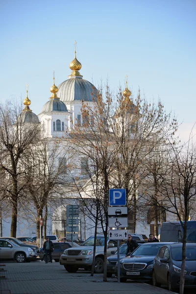 Rusia, Yaroslavl-Marzo 29.2016. Vista del monasterio femenino de Kazán con la calle Andropov —  Fotos de Stock