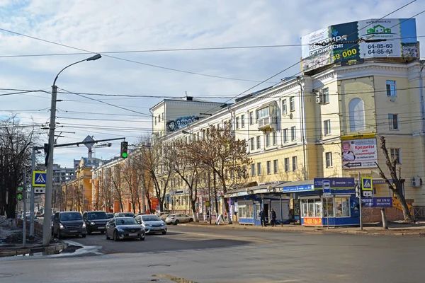 ロシア、ヤロスラーヴリ-3 月 29.2016。スヴォボダ通り - 街の中央通りの 1 つ — ストック写真