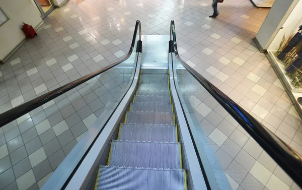 Escada rolante a descer no centro comercial — Fotografia de Stock