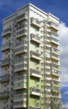 Modern bir apartmanın ön cephesi