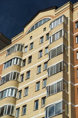 Modern bir apartmanın ön cephesi