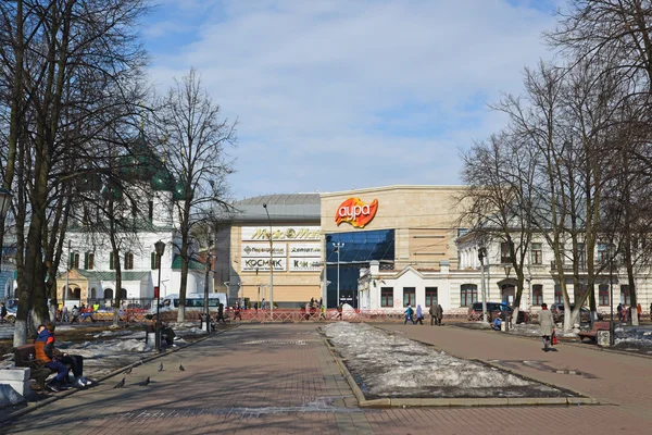 Rusya, Yaroslavl-Mart 29.2016. Alışveriş Merkezi Aura Svoboda sokak — Stok fotoğraf