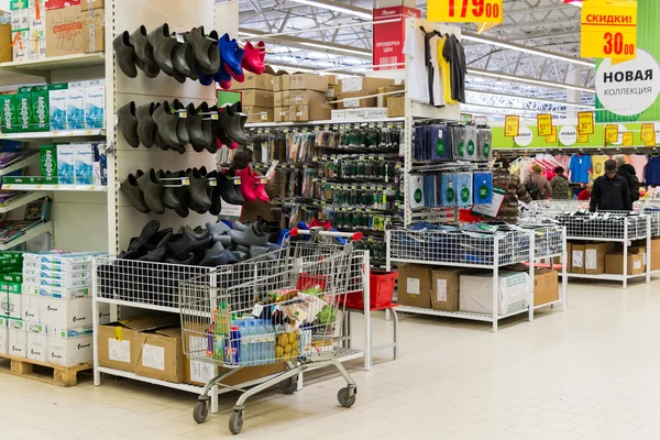 Moskva, Rusko duben 24.2016. Interiér velký obchod sítě Auchan — Stock fotografie