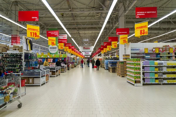 Moskau, russland-april 24.2016. das innere des großen speichernetzes auchan Stockfoto