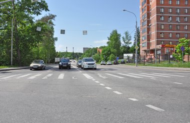 Moskova, Rusya - 05.28.2015 - Zelenograd Trafik ışıklarında arabalar standı