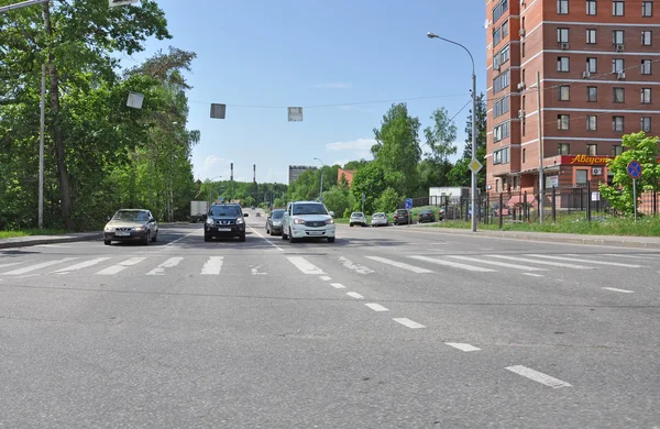 Москва, Россия - 05.28.2015 - Автомобили стоят на светофоре в Зеленограде — стоковое фото