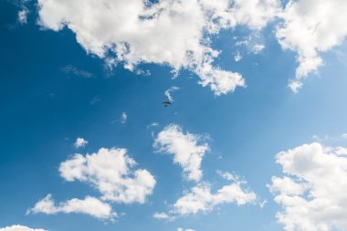 Mavi Gökyüzü bulutlu küçük uçak ile yaz gününde