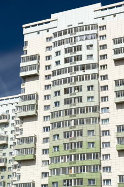 Modern bir apartmanın ön cephesi