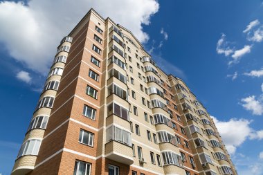 Modern bir apartmanın ön cephesi