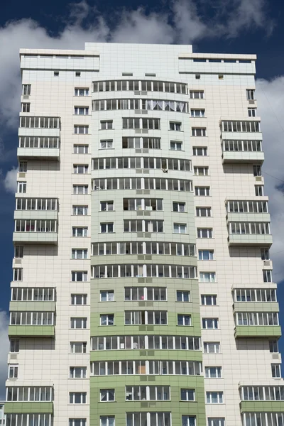 Fachada de un moderno edificio de apartamentos — Foto de Stock