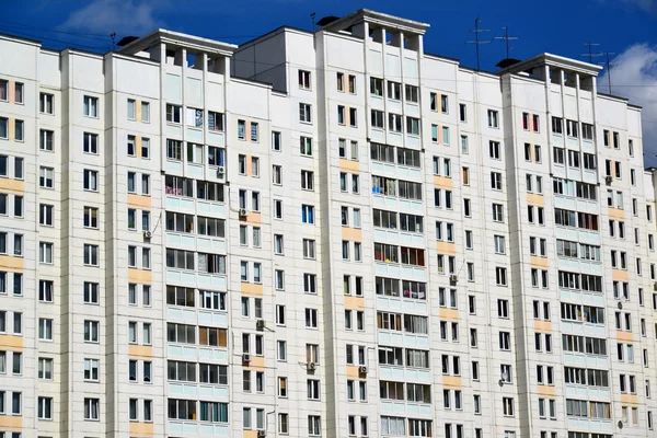 Fachada de um moderno edifício de apartamentos — Fotografia de Stock