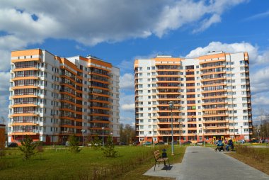 Moscow, Rusya Federasyonu-Nisan 24.2016. Ormanda Zelenograd yeşil konut kompleksi