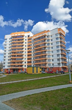 Moscow, Rusya Federasyonu-Nisan 24.2016. Ormanda Zelenograd yeşil konut kompleksi